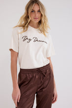 Afbeelding in Gallery-weergave laden, Day Dreamer T-Shirt  C63-21-401 1350 Snow
