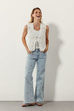 Afbeelding in Gallery-weergave laden, Crochet Vest Q01-16-702 001100 Off white
