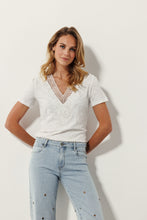 Afbeelding in Gallery-weergave laden, Crochet-Detailed T-Shirt C21-16-402 001100 Off white
